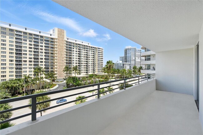Primary Photo - 5555 Collins Ave