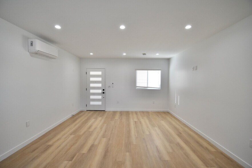 Building Photo - 11645 Moorpark St