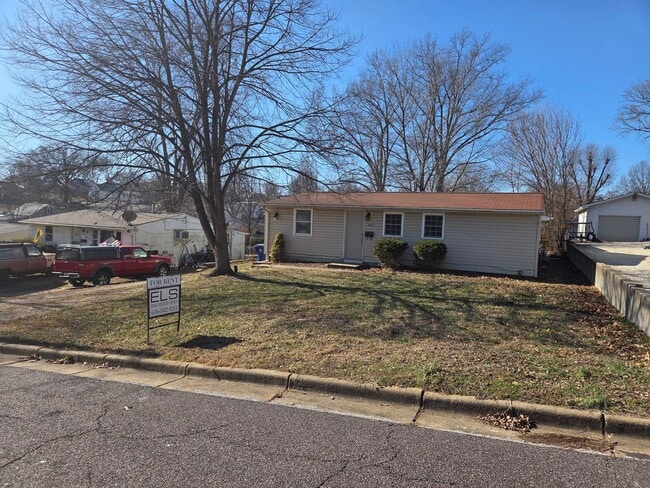 Building Photo - 645 Linden Ln