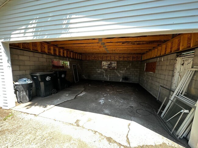 Building Photo - 723 W Shirland Ave