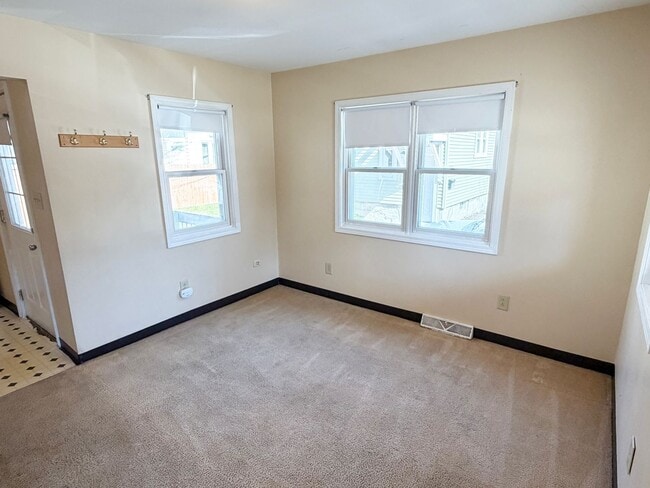 Building Photo - 3-Bedroom, 1-Bath Home with Off-Street Parking