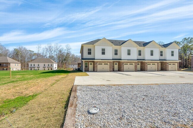 Building Photo - Short-Term Lease Only!