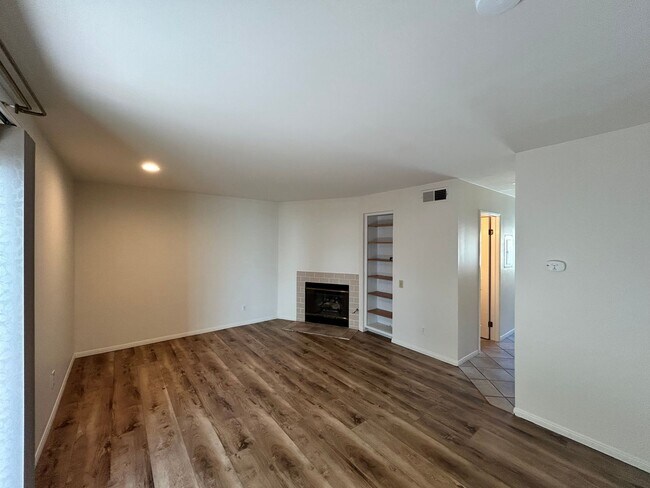 Building Photo - Beautiful 2BD/2.5 BA W/ Attached Garage, AC, and In-Unit Laundry in Pacific Beach!