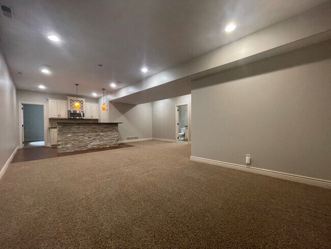 Building Photo - Home For Rent Papillion