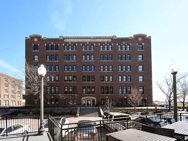 Building Photo - Beebe Runyan