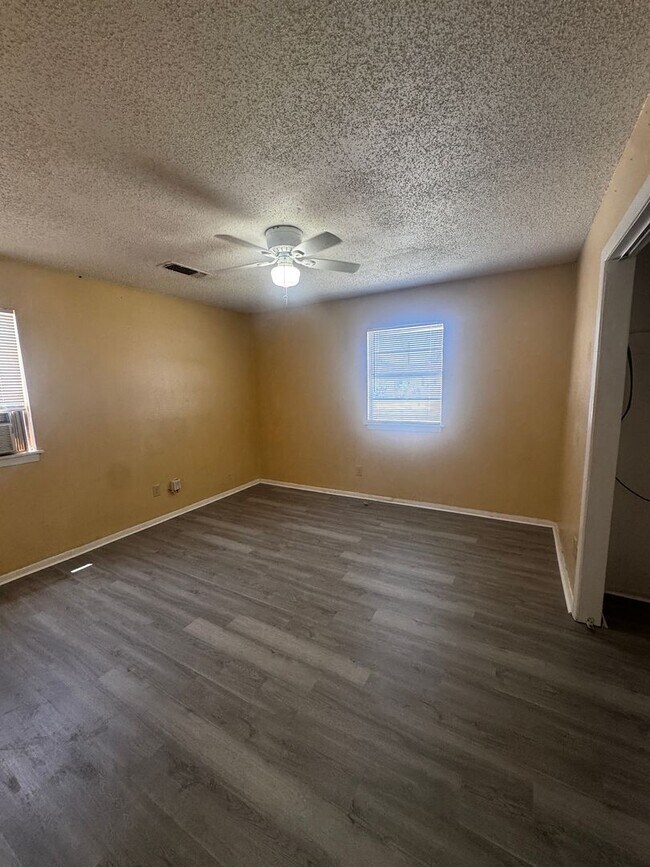 Building Photo - Located in Lawndale 3/1