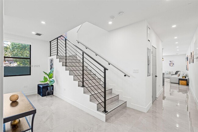 Building Photo - 3619 SW 27th St