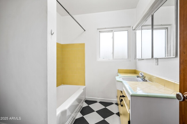 Building Photo - 4039 E Cambridge Ave