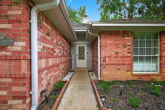 Building Photo - 6719 Woodland Oaks