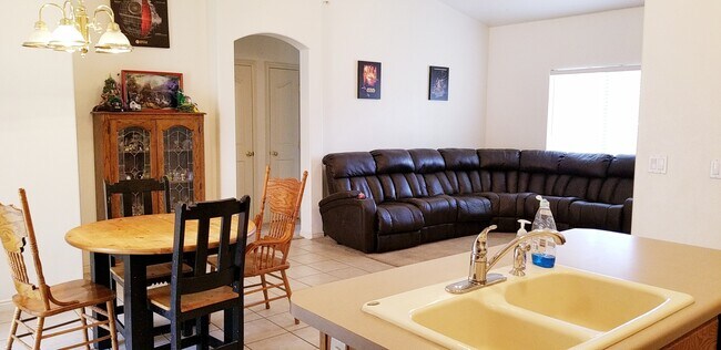 Building Photo - Great home located in Desert Sands @ Painted Desert.