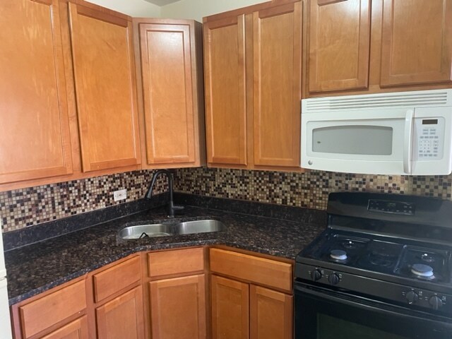 Kitchen - 4926 N Kedzie Ave