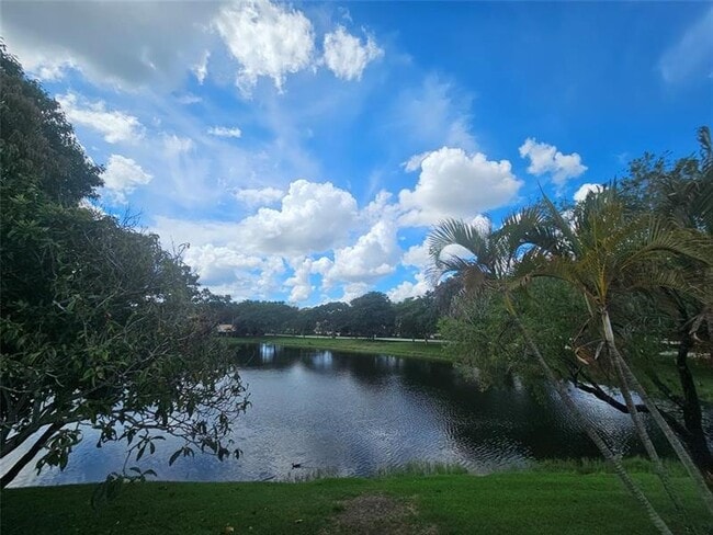 Building Photo - 633 Lake Point N Ln