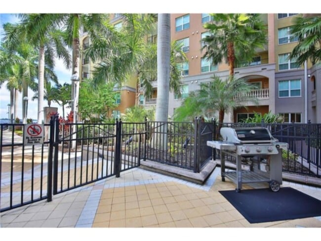 Building Photo - ANNUAL RENTAL - Downtown Fort Myers  Luxur...