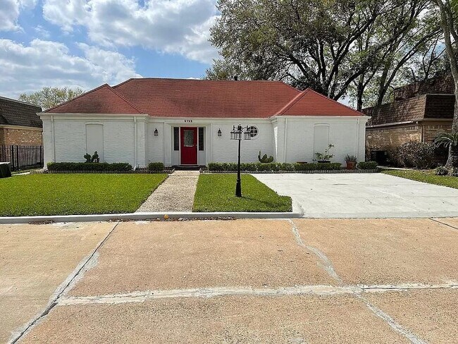 Building Photo - 2722 N Doral Dr