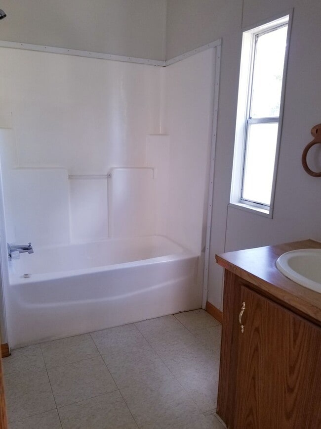 Building Photo - 3/2 mobile home in Elmendorf, TX