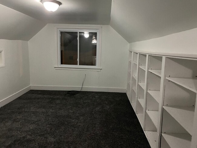 Building Photo - 3 Bedroom 2 Bath Home In Roseville