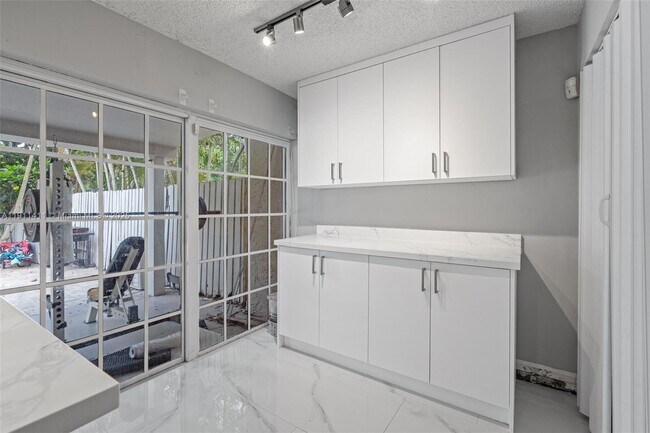 Building Photo - 8351 SW 39th Ct