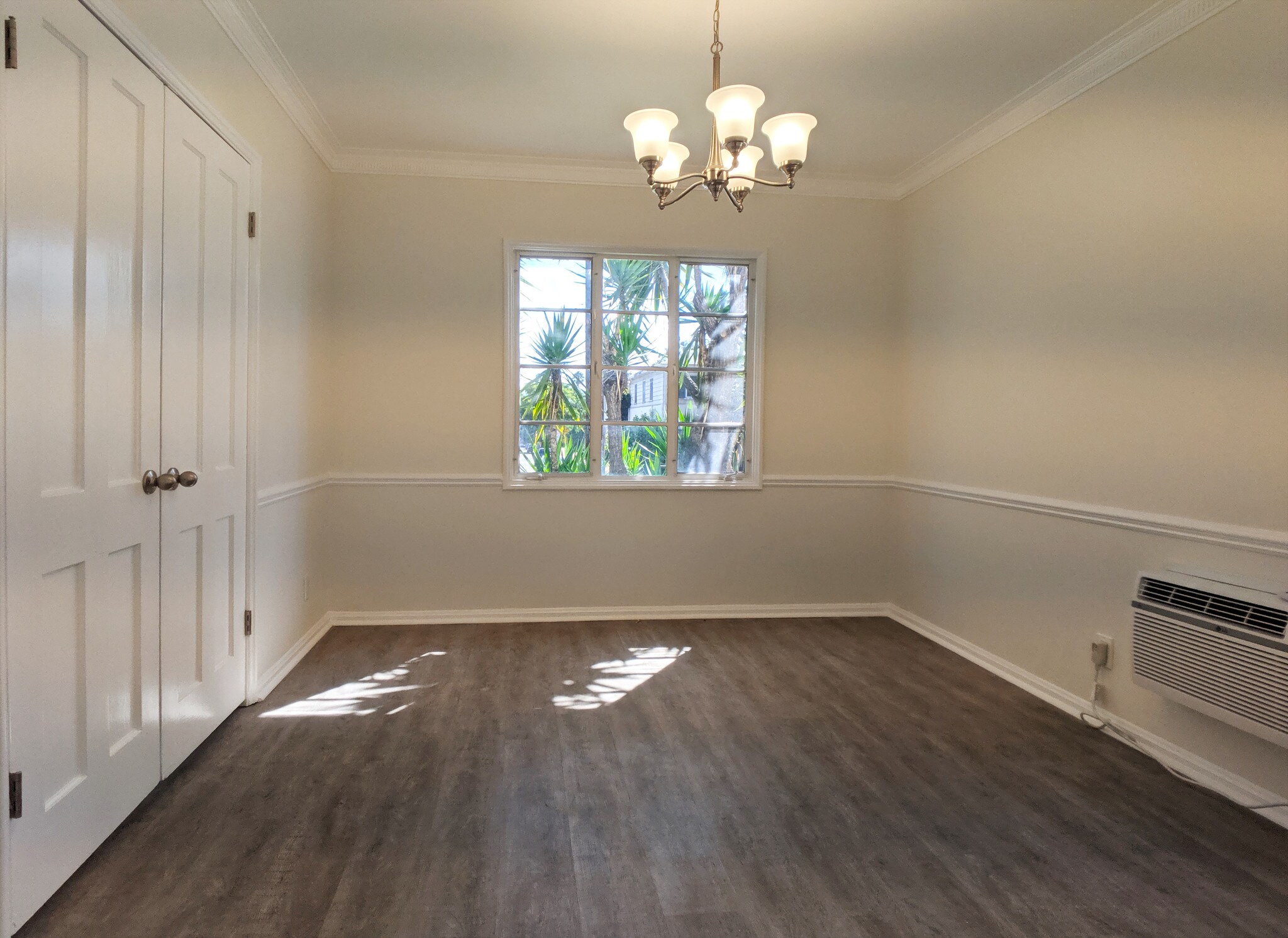 Dining Room - 7677 Hollywood Blvd