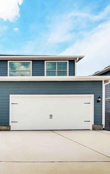 Primary Photo - 304 Marsh Ln