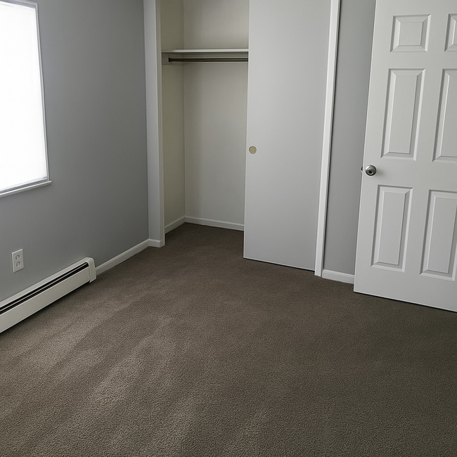 Building Photo - $500 off 1st month rent!! COME APPLY TODAY! Affordable Des Moines Living: 2 Bed + 1 Bath at Eastb...