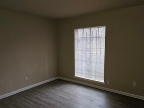 Building Photo - 6815 Beachwood St