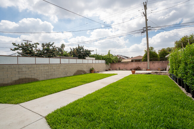 Huge Backyard - 1118 W 47th St