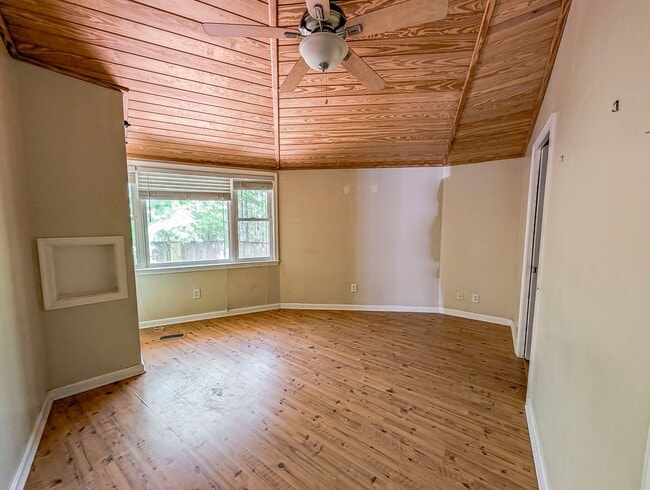 Building Photo - 12433 Cree Ln