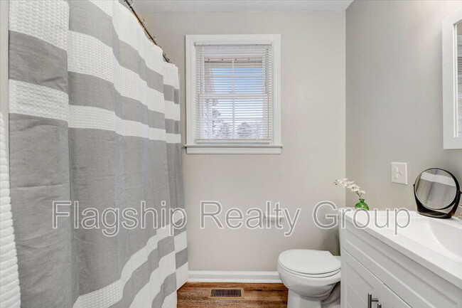 Building Photo - 1305 Robin St