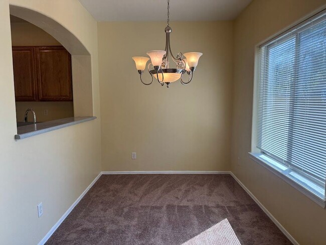 Building Photo - Bright 3-Bedroom Glendale Home