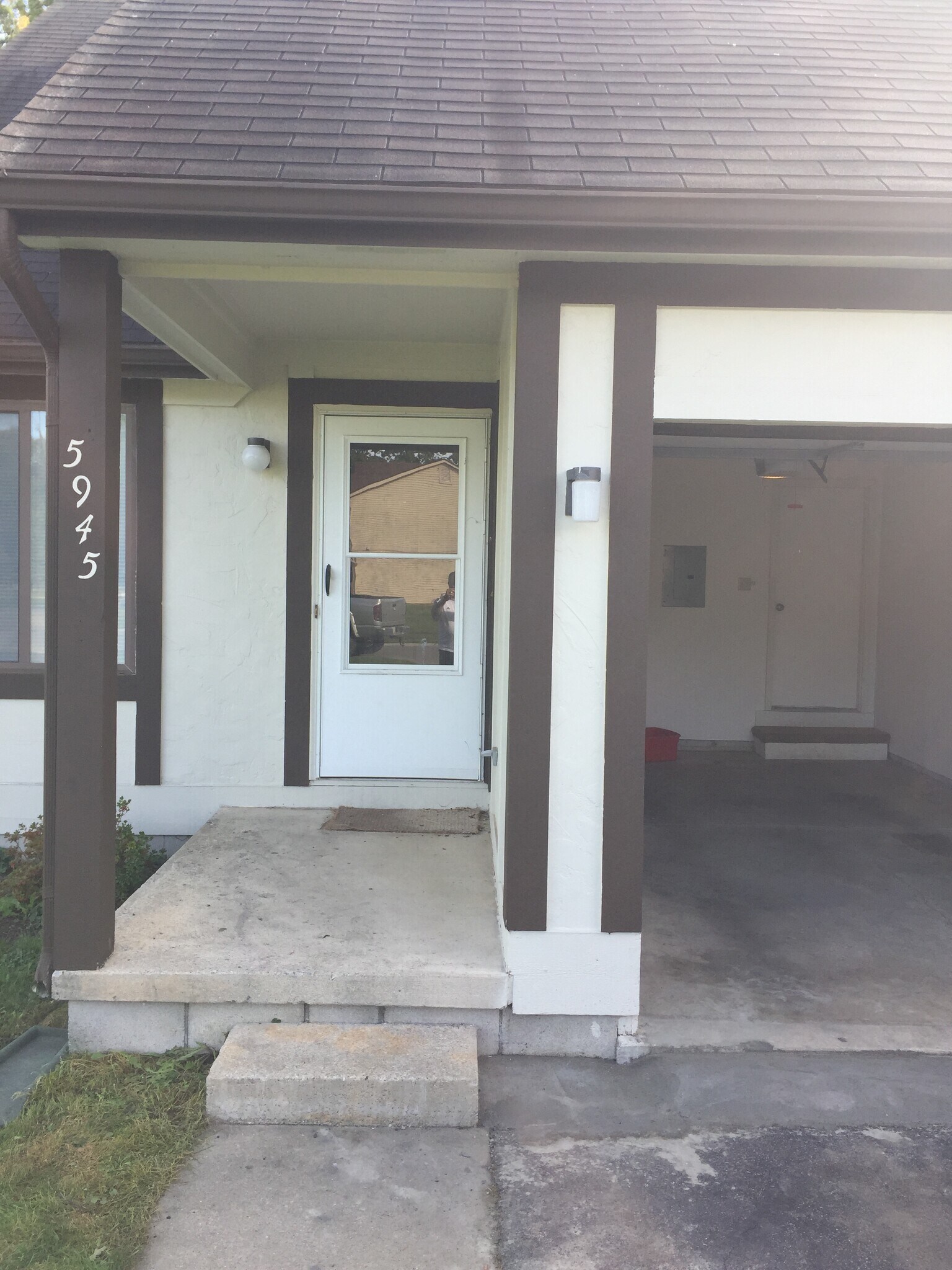 Building Photo - 5945 Red Oak Dr