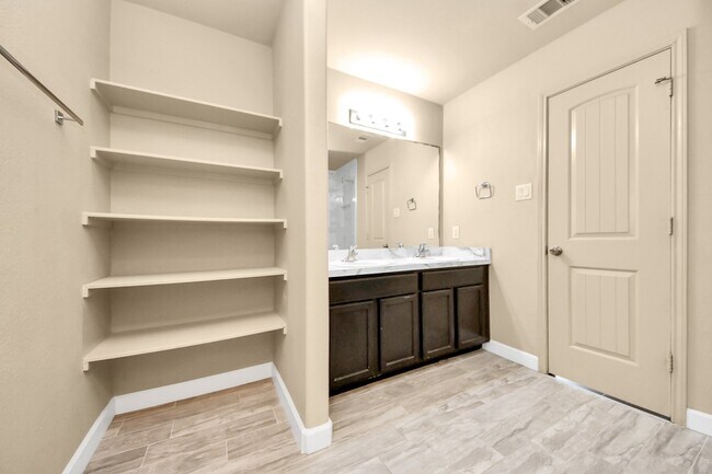 Building Photo - 2043 Naplechase Crest Dr