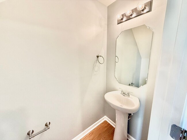 Building Photo - Beautiful 2 Bed 2.5 Bath townhome located ...