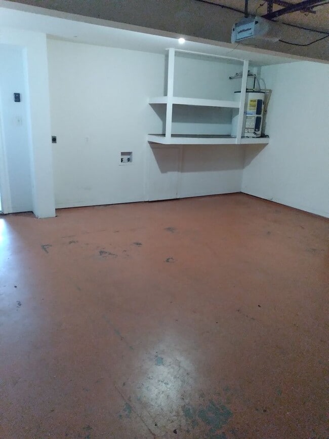 Building Photo - 4 bedroom 2.5 bathroom