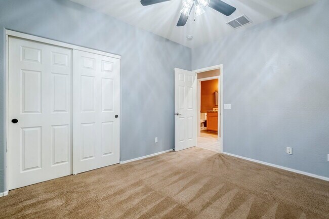 Building Photo - 2407 W Fawn Dr