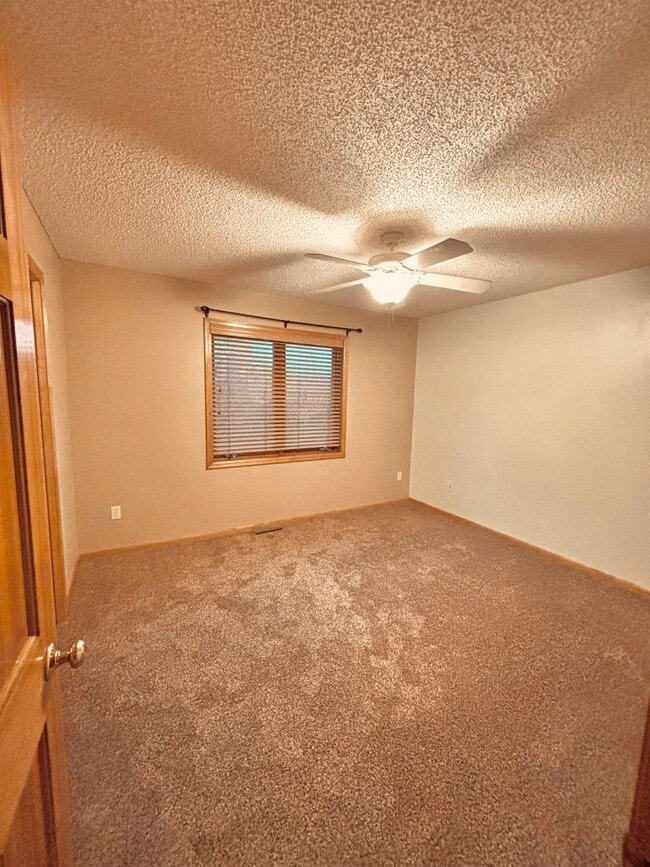 Building Photo - Huge 5 bed home located in Maple Grove!