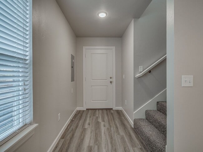 Building Photo - Spacious 4 Bedroom 2 Bath Duplex in Oakdale Schools - Lawn Care Included