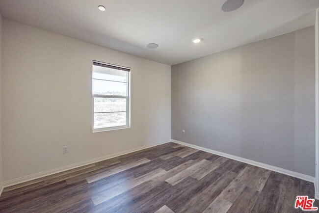 Building Photo - 27639 Sawtooth Ln
