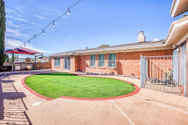 Building Photo - Beautiful House with 4 bed - 2 baths - office & covered big Jacuzzi