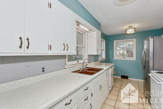 Building Photo - LARGE 3 Bedroom Home in North Wichita