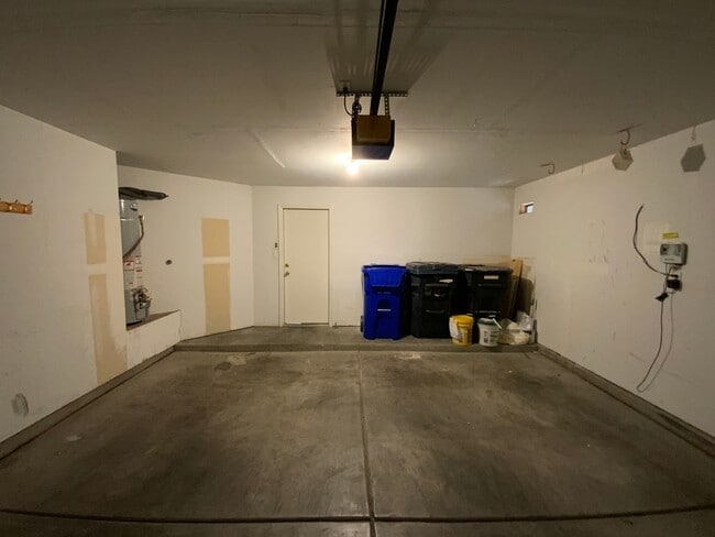 Building Photo - 3 Bedroom Home Available In Gated Communit...
