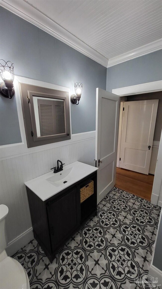 Building Photo - 1800 E Lloyd St