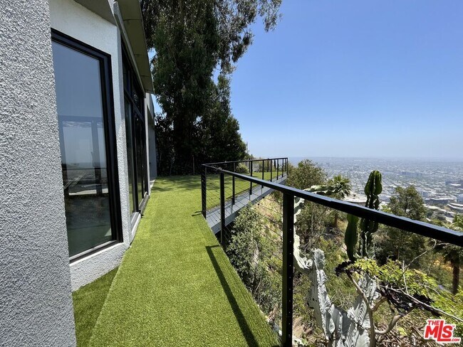 Building Photo - 8424 Grand View Dr