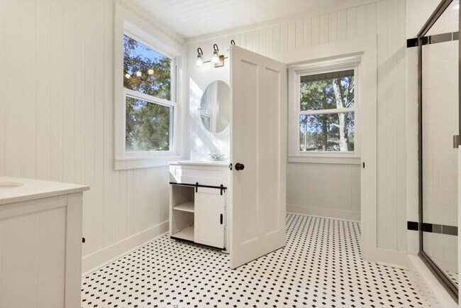 Building Photo - Great location