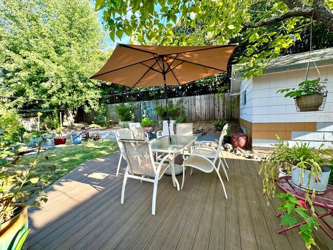 Building Photo - Lovely one level home in Northwest Santa R...