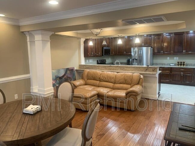 Building Photo - 2106 Cedar St