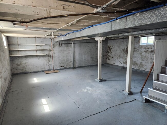 Building Photo - 3/2/1 Newly remodeled, near saddle creek, and med center