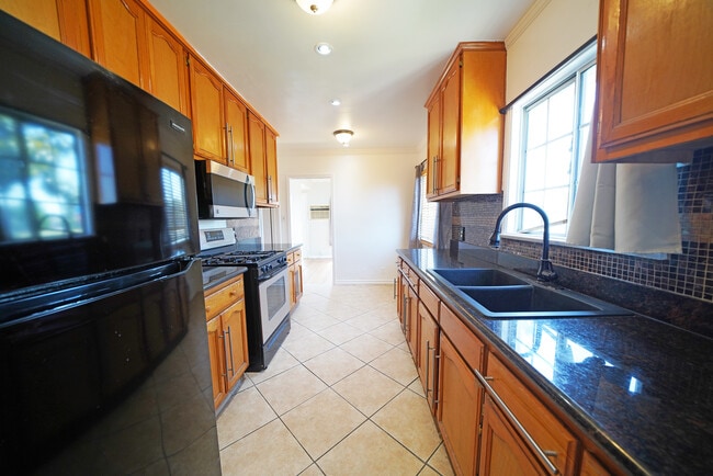 Building Photo - 13719 San Pedro St