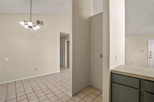 Building Photo - 8807 Pineridge Dr
