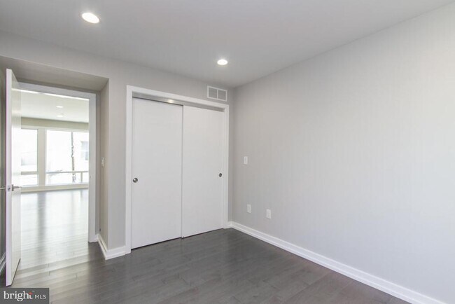 Building Photo - 712 S Sartain St