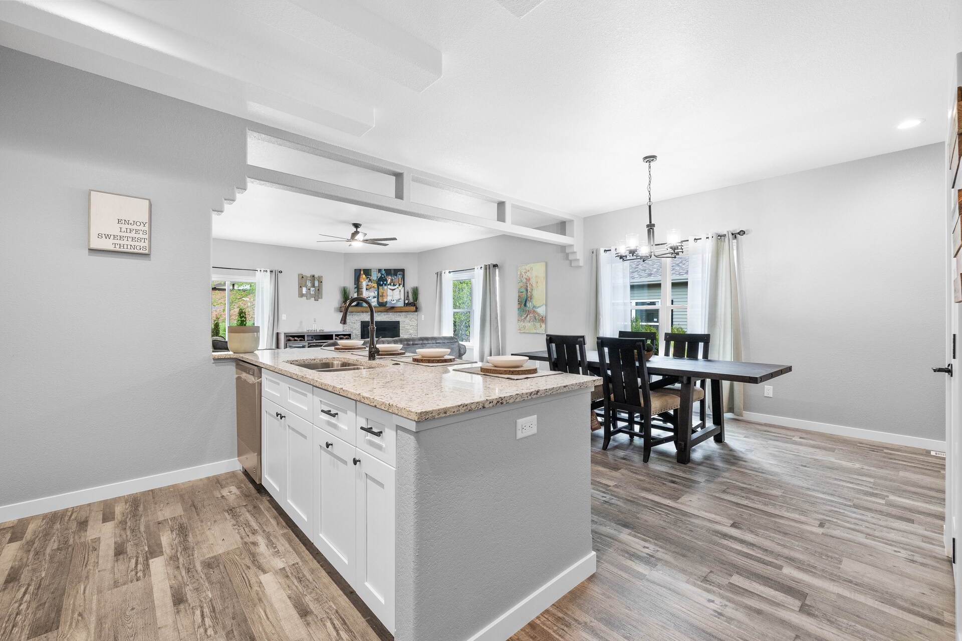 Building Photo - 1310 Daisy Dr